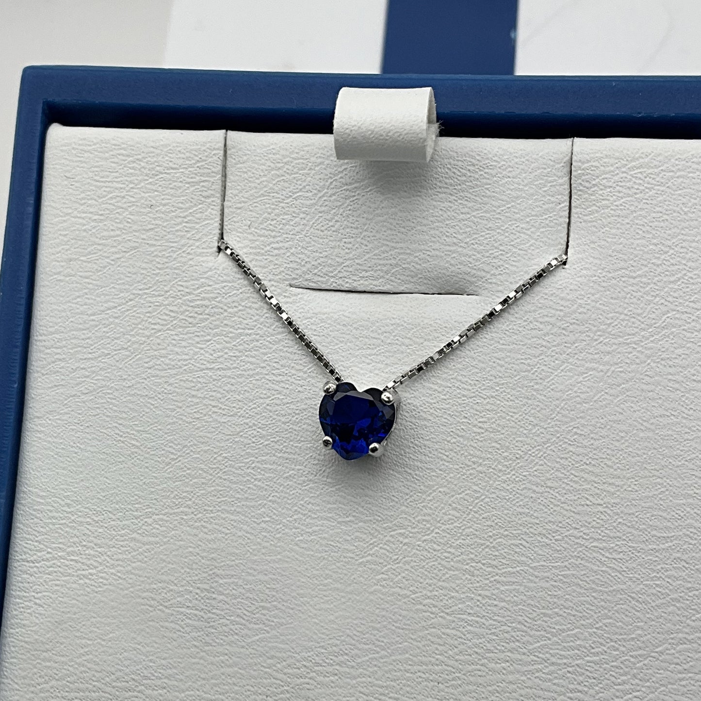 Collana con ciondolo a forma di Cuore blu