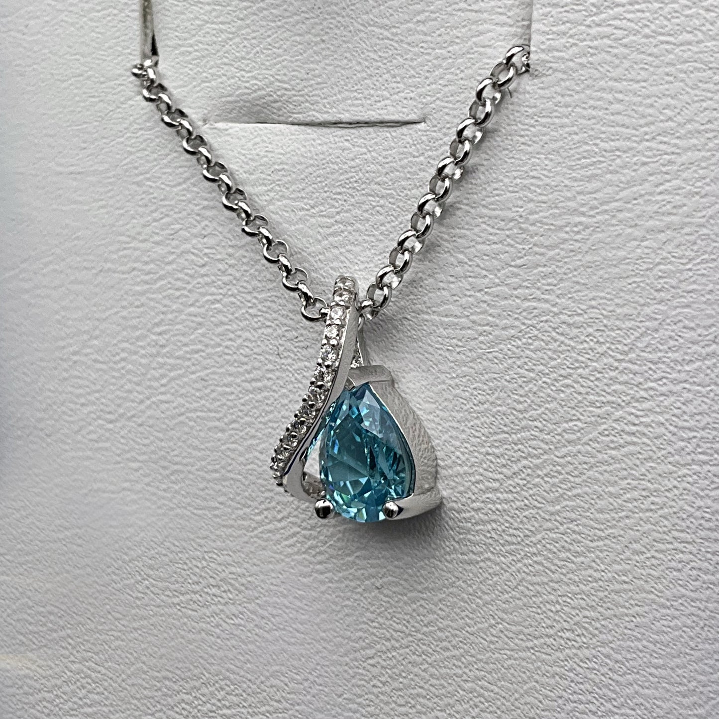 Collana con ciondolo Blu Elettrico